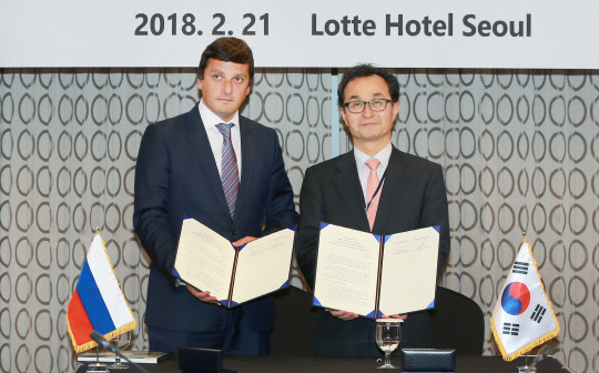 박원주 산업통상자원부 에너지자원실장(오른쪽)과 안톤 이누친 러시아 에너지부 차관이 21일 서울 소공동 롯데호텔에서 열린 '제15차 한-러시아 자원협력위원회'를 마친 뒤 기념사진을 찍고 있다. 양국 정부 대표단은 이 자리에서 가스, 전력, 에너지 기술 공동개발(R&D) 등 에너지 전반에 대한 협력방안을 논의했다.  산업부 제공